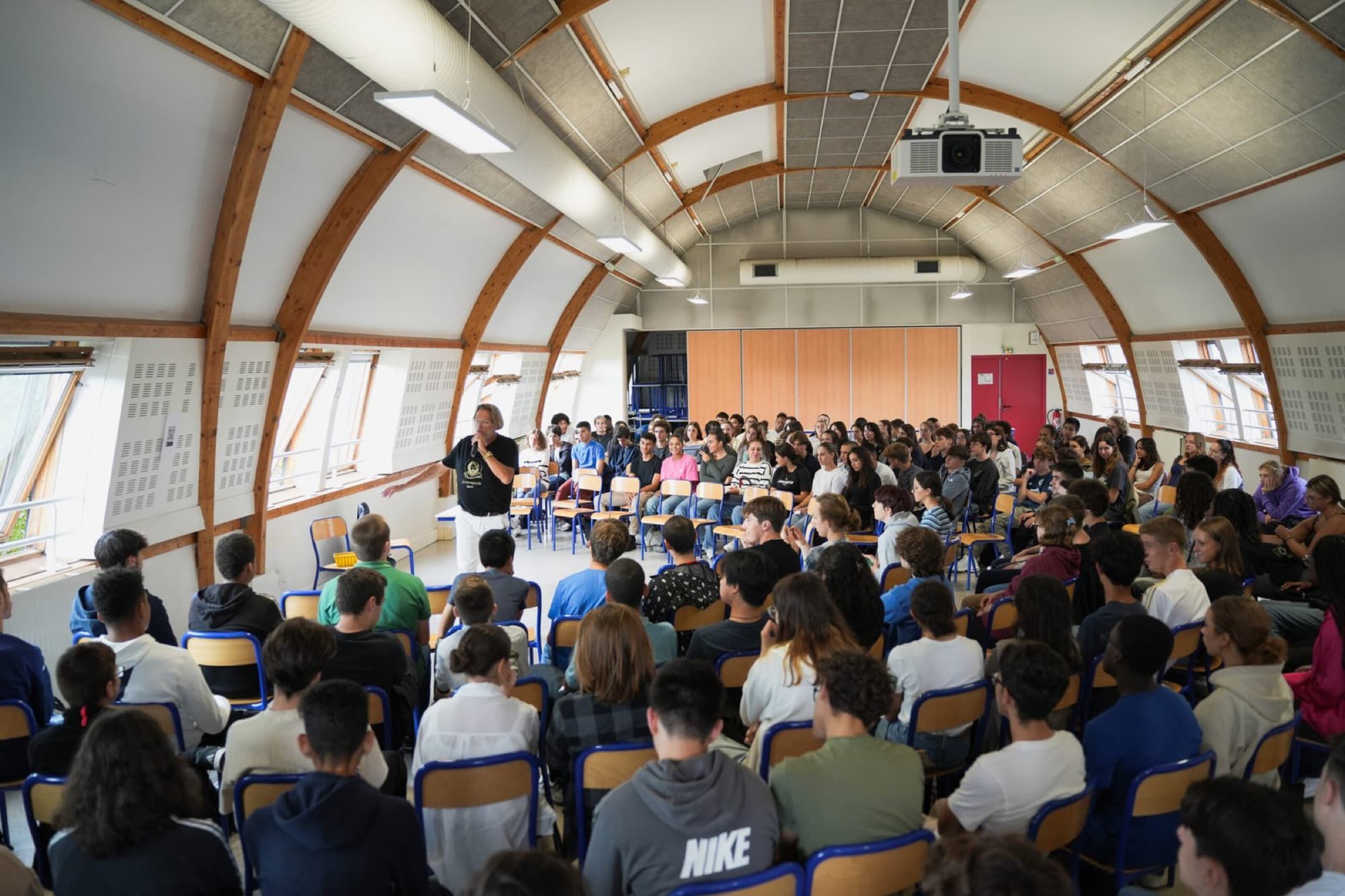 Salle comble de lycéens lors d'une intervention AALG.