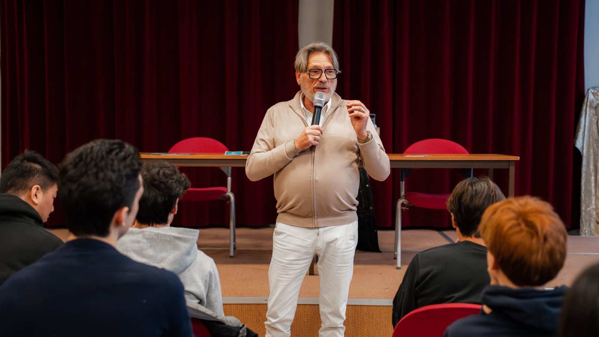 L'intervenant d'AALG s'adresse à un groupe lors d'une session en établissement.